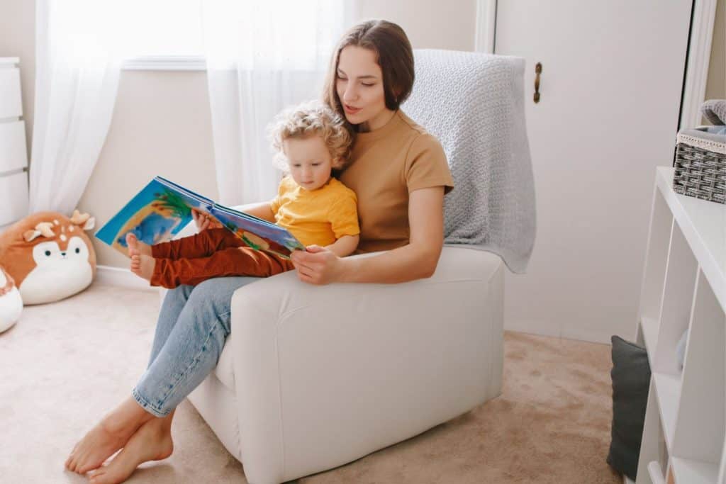mom reading to daughter 